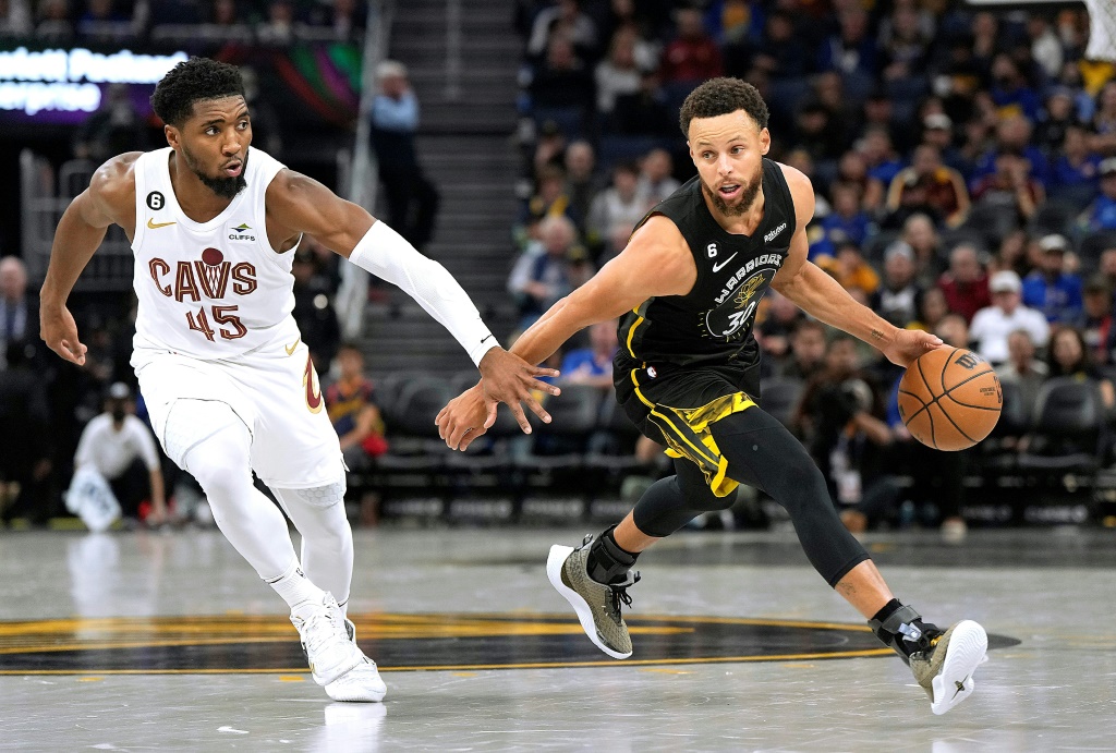 Stephen Curry des Golden State face à Donovan Mitchell des Cleveland Cavaliers en NBA le 11 novembre 2022 à San Francisco