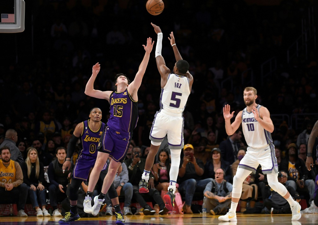 De'Aaron Fox des Sacramento Kings tire à trois points malgré l'intervention de Austin Reaves des Los Angeles Lakers en NBA le 11 novemnre 2022 à Los Angeles