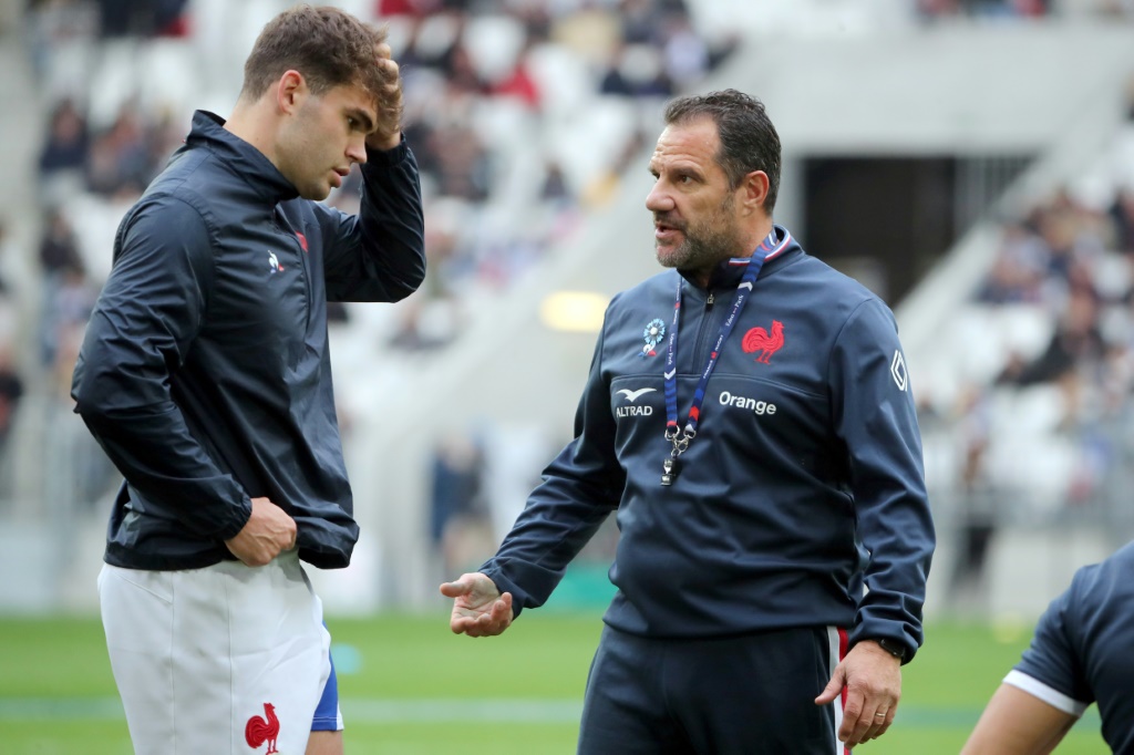 L'entraîneur de l'attaque de l'équipe de France de rugby Laurent Labit (à droite) discute avec l'ailier des Bleus Damian Penaud (à gauche) avant une rencontre contre la Géorgie à Bordeaux, le 14 novembre 2021