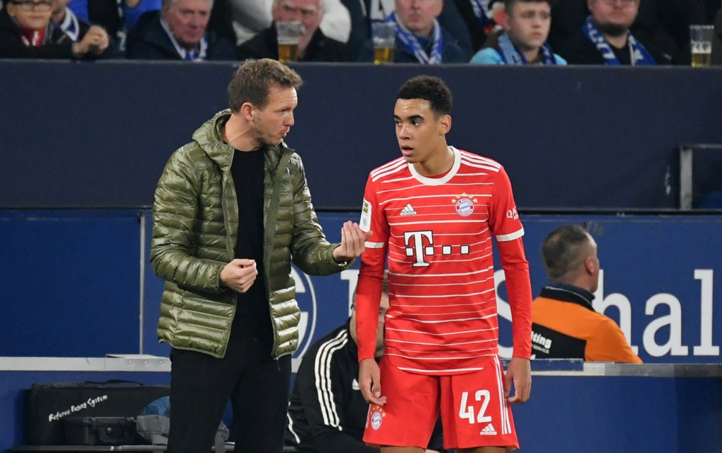 Julian Nagelsmann (à gauche) avec Jamal Musiala le 12 novembre 2022 pendant le match remporté 2-0 par le Bayern sur la pelouse du Schalke 04. Il a joué une première mi-temps exceptionnelle et j'espère qu'il jouera encore mieux pendant la Coupe du monde, a déclaré le technicien de son jeune milieu de terrain