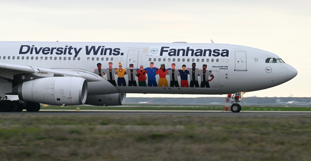 L'avion de la Lufthansa spécialement mis à disposition de la sélection allemande en partance pour la Coupe du monde au Qatar le 14 novembre 2022 à Francfort