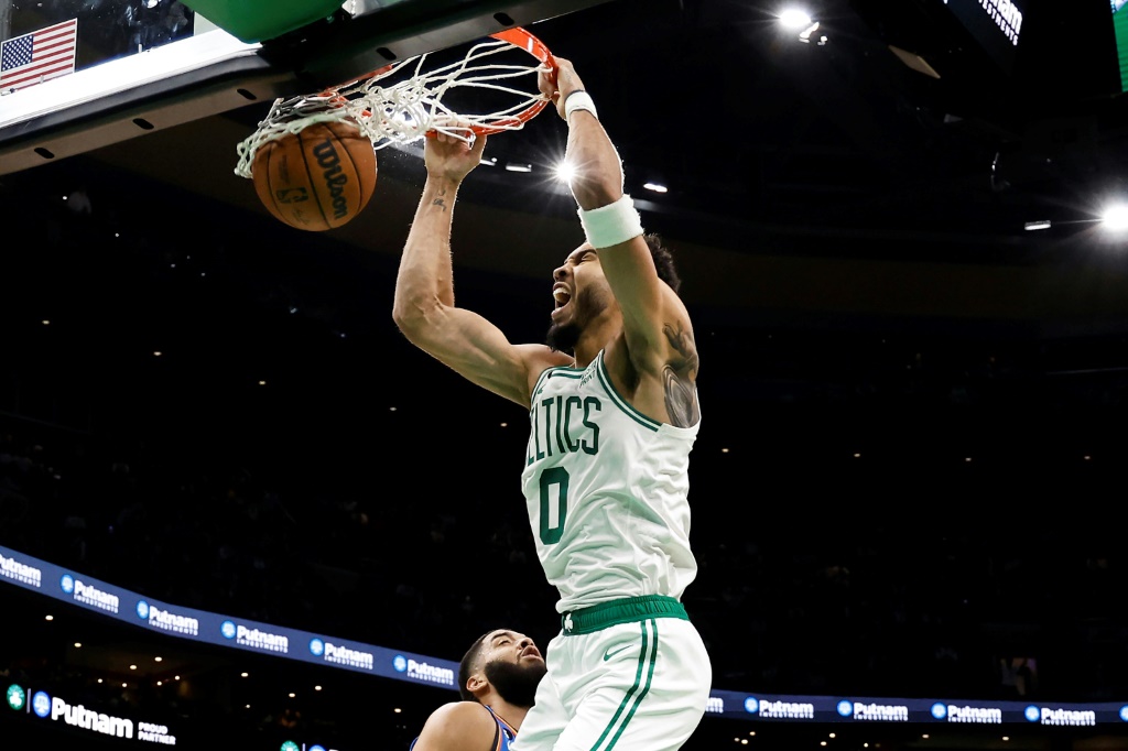 Jayson Tatum, des Celtics, au dunk lors d'une rencontre de NBA contre Oklahoma City, le 14 novembre 2022 à Boston