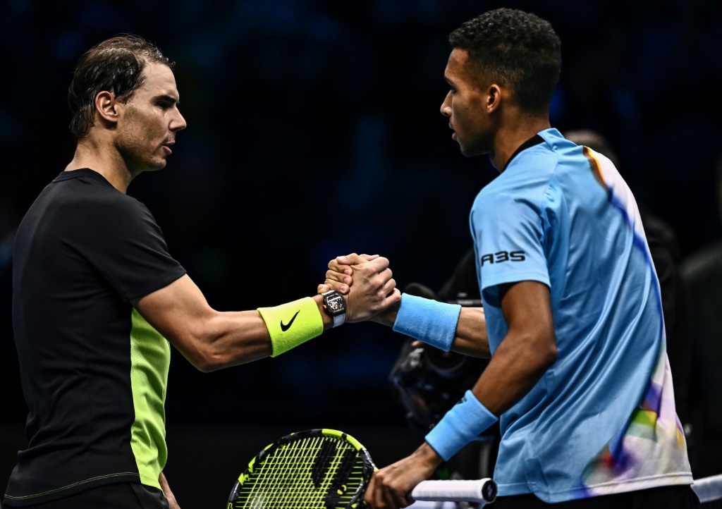 Pognée de mains entre Rafael Nadal et Félix Auger-Aliassime à l'issue de leur match au Masters de fin de saison, le 15 novembre 2022 à Turin