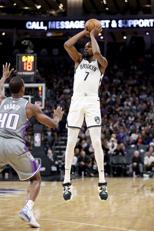 La vedette des Brooklyn Nets Kevin Durant au tir lors d'un match NBA contre les Kings, le 15 novembre 2022 à Sacramento