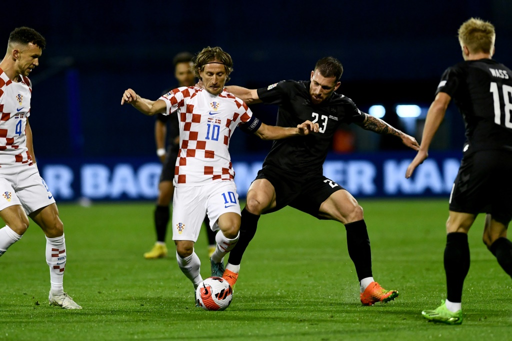 Le capitaine de la Croatie Luka Modric marqué par Pierre-Emile Hojbjerg lors du succès croate face au Danemark, le 22 septembre 2022 à Zagreb