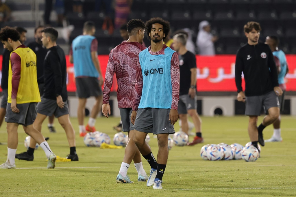 L'attaquant qatari Akram Afif (centre) lors d'une séance d'entraînement de l'équipe nationale du Qatar au stade Jassim bin Hamad, dans la capitale Doha, le 2 octobre 2022