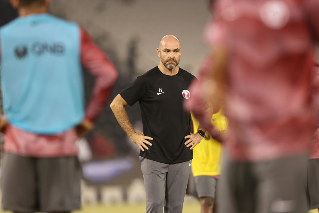 L'entraîneur espagnol Felix Sanchez lors d'une séance d'entraînement de l'équipe nationale du Qatar au stade Jassim bin Hamad, dans la capitale Doha, le 2 octobre 2022