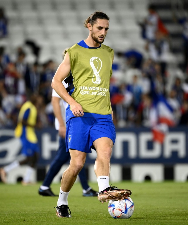 Le milieu de terrain de l'équipe de France de football, Adrien Rabiot, lors d'un entraînement à Doha, avant le Mondial au Qatar, le 17 novembre 2022.