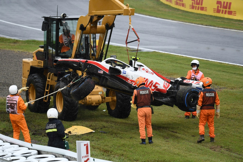 La F1 du pilote allemand Mick Schumacher prise en charge par les services de sécurité du circuit de Suzuka au Japon après son accident lors de la première séance de qualification du Grand Prix japonais le 7 octobre 2022