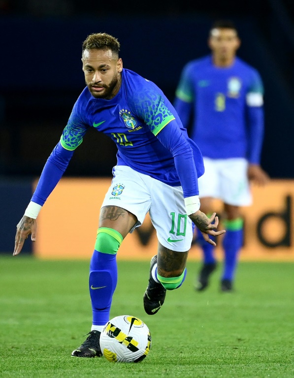 L'attaquant brésilien Neymar contrôle le ballon pendant un match amical entre le Brésil et la Tunisie, à Paris, le 27 septembre 2022