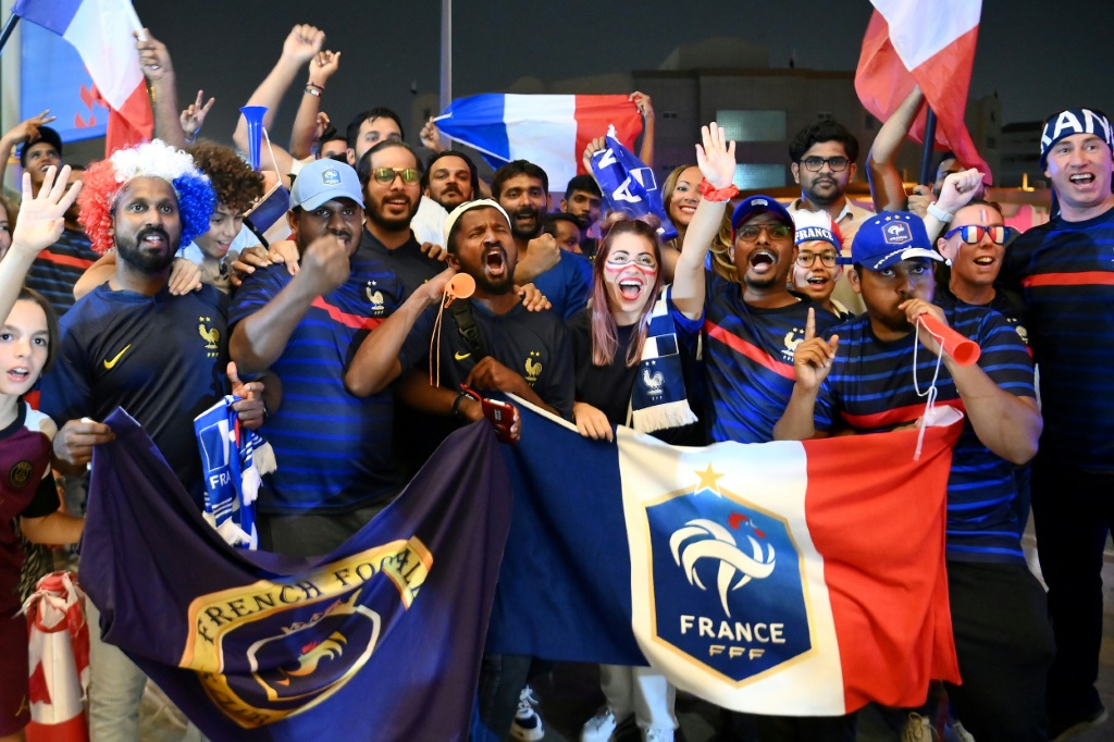 Les supporters de l'équipe de France devant l'hôtel de leur équipe à Doha, le 16 novembre 2022, avant la Coupe du monde
