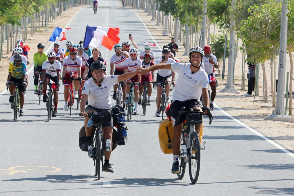 Les supporters français  Gabriel Martin et Mehdi Balamissa lors de leur arrivée le 17 novembre 2022 à Doha au Qatar pour la Coupe du monde, après plus de 7.000 km à vélo