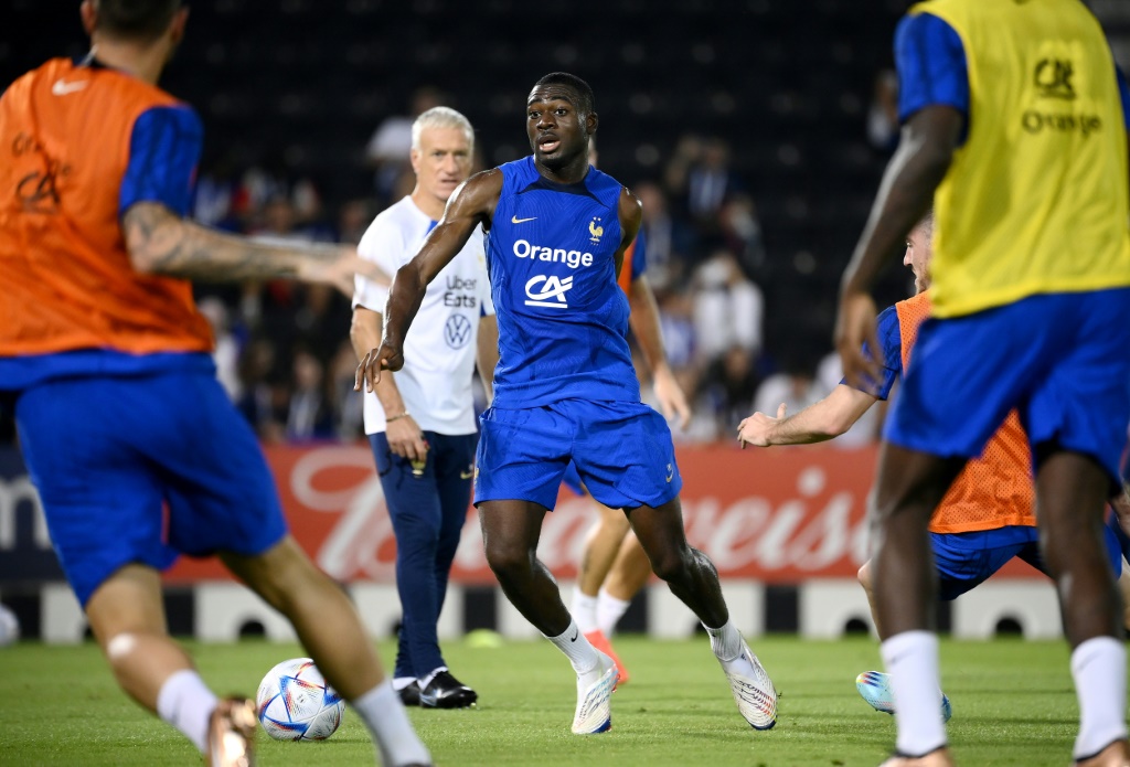 L'attaquant français Randal Kolo Muani (c), appelé de dernière minute, lors d'un entraînement, le 17 novembre 2022 à Doha