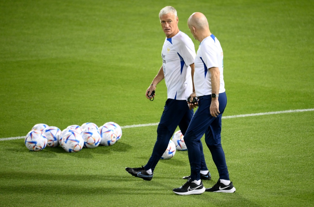 Le sélectionneur de l'équipe de france de football masculine Didier Deschamps et l'entraîneur adjoint Guy Stephan lors d'un entraînement des Bleus dans le stade Jassim-bin-Hamad de Doha au qatar le 17 novembre 2022