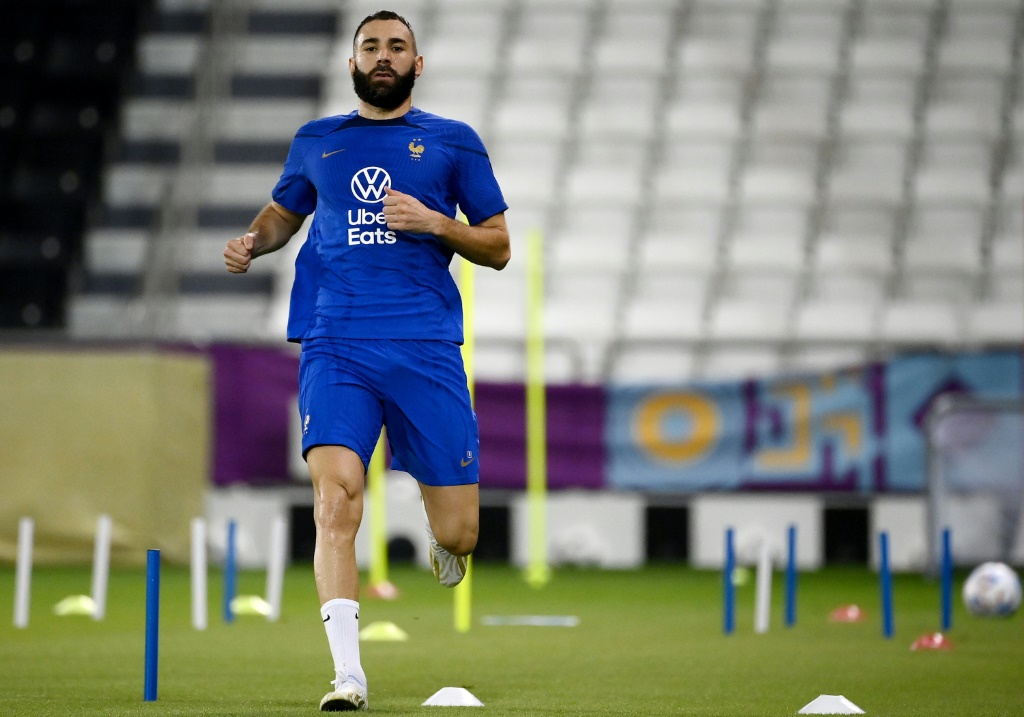 L'attaquant de l'équipe de France Karim Benzema s'entraîne en marge du groupe, le 17 novembre 2022 à Doha