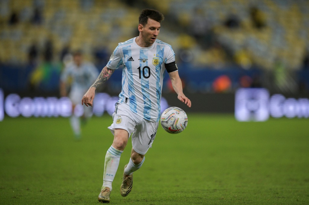 L'attaquant argentin Lionel Messi contrôle le ballon lors de la finale de Copa America contre le Brésil, à Rio de Janiero, le 10 juillet 2021