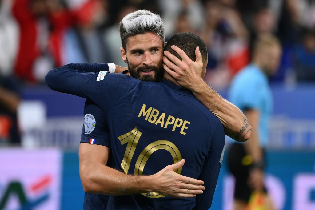 Accolade entre Olivier Giroud et Kylian Mbappé, tous deux buteurs pour les Bleus contre l'Autriche, le 22 septembre 2022 au Stade de France