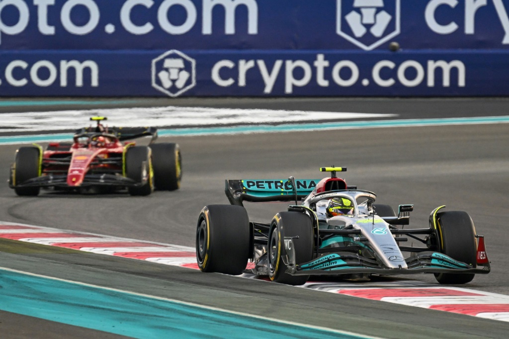 Lewis Hamilton, au premier plan, a été contraint à l'abandon après un problème mécanique sur sa monoplace au GP d'Abou Dhabi le 20 novembre 2022