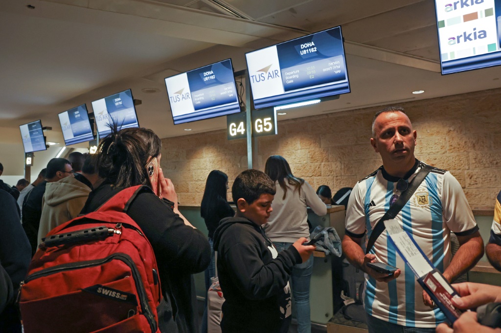 Des fans de football à l'aéroport de Tel-Aviv, en Israël, avant le départ d'un vol inédit à destination de Doha, pour assister au Mondial, le 20 novembre 2022