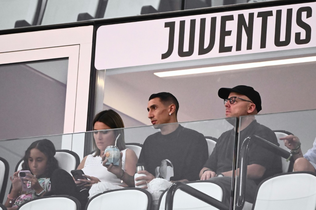 Angel Di Maria buvant du maté en tribunes, le 27 août lors d'un match de la Juventus