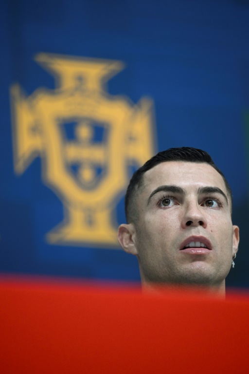 Cristiano Ronaldo le 21 novembre 2022 face à la presse au Shahaniya Sports Club d'Al Samriya, au nord-ouest de Doha. La star du Portugal a assuré que son conflit ouvert avec son club de Manchester United n'ébranlerait pas sa sélection