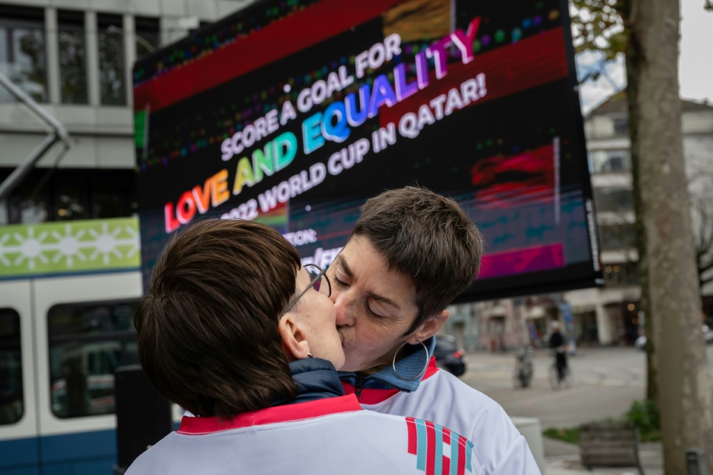 Deux femmes s’embrassent lors d’une action symbolique des associations LGBT+ devant le musée de la FIFA à Zurich le 8 novembre 2022