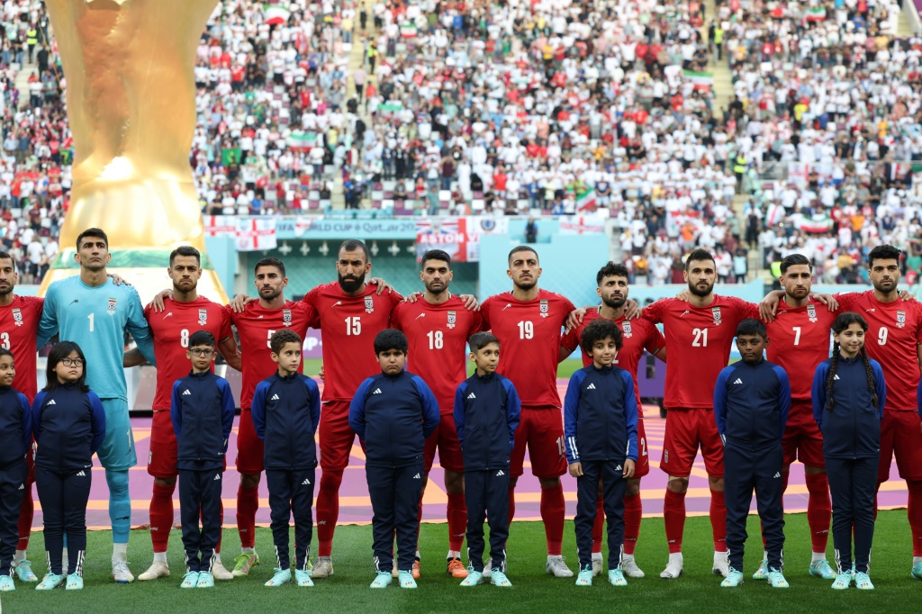 Les joueurs iraniens gardent le le silence lors de leur hymne national, avant leur match contre l'Angleterre, lors du Mondial, le 21 novembre 2022 au stade Khalifa à Doha au Qatar