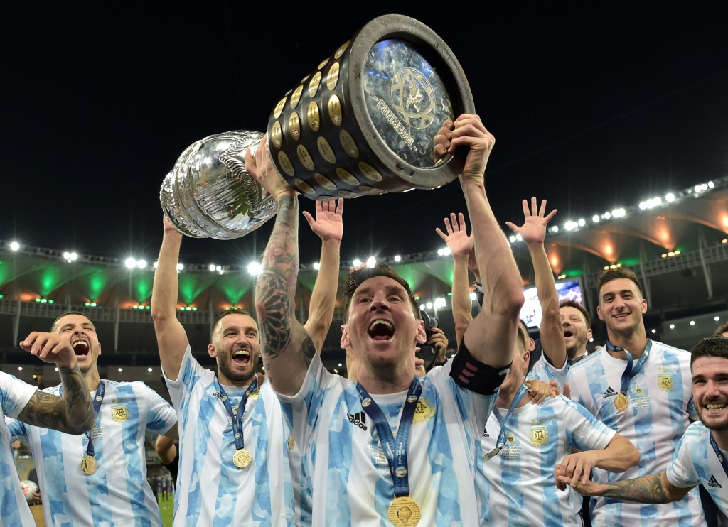 L'Argentine de Lionel Messi soulève le trophée de la Copa America, le 10 juillet 2021, au Brésil et espère remporter la coupe du Monde 2022 au Qatar