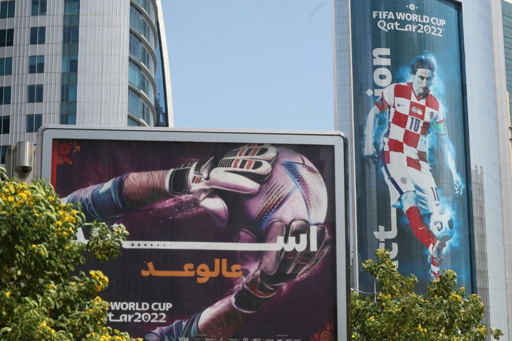 Une photo du milieu de terrain croate Luka Modric prise le 11 octobre 2022, sur un immeuble à Doha