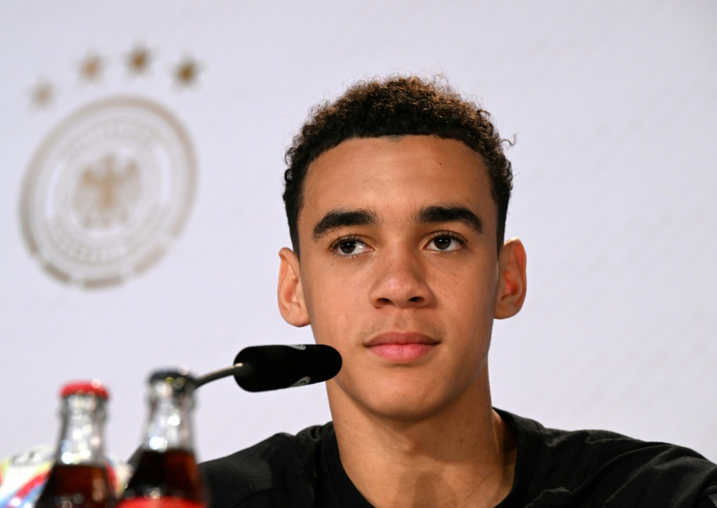 Le jeune milieu offensif allemand Jamal Musiala, en conférence de presse, le 21 novembre 2022 à Doha