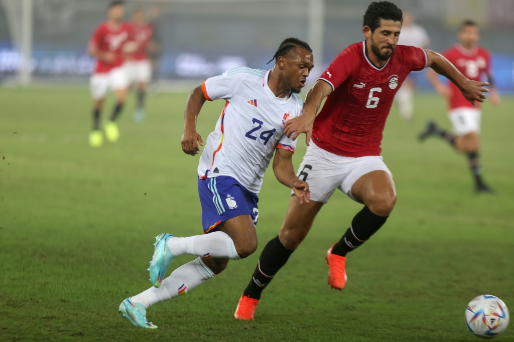 Le jeune attaquant belge Loïs Openda tente de déborder Ahmad Hegazi en match de préparation contre l'Egypte à Koweït City, le 18 novembre 2022