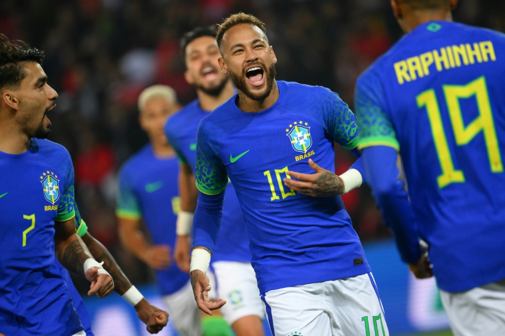 L'ataquant brésilien Neymar célèbre un but marqué lors d'une rencontre amicale entre le Brésil et la Tunisie, à Paris, le 27 septembre 2022
