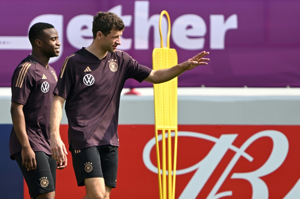 Les attaquants allemands Thomas Müller (d) et Youssoufa Moukoko à l'entraînement à Al Shamal, près de Doha, le 19 novembre 2022