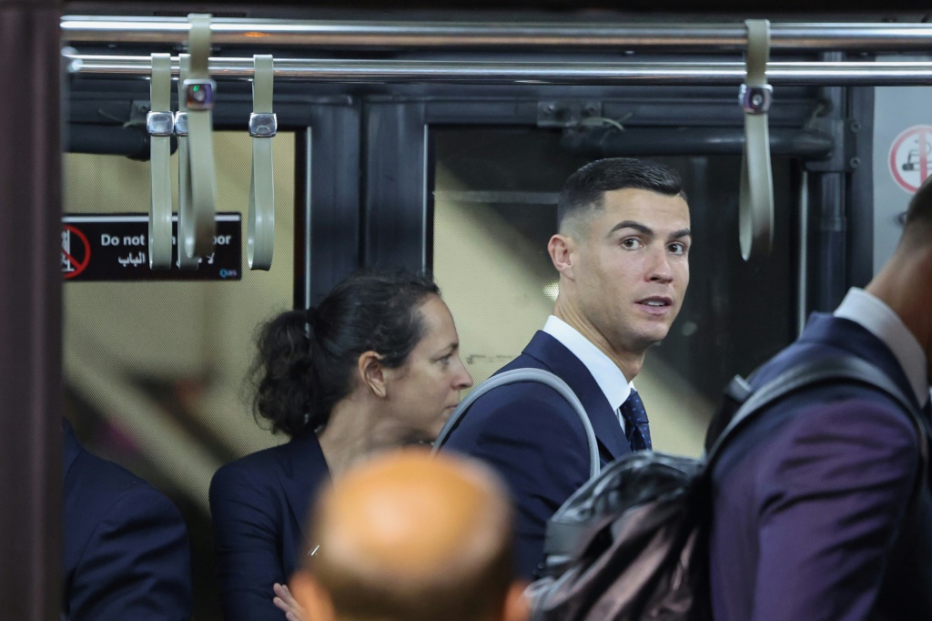L'attaquant Cristiano Ronaldo (c) à bord d'un bus avec sa sélection du Portugal à l'arrivée à l'aéroport de Doha, le 18 novembre 2022