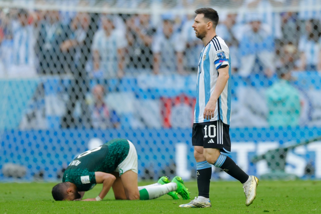 La star de l'Argentine Lionel Messi quitte la pelouse dépité après la défaite face à l'Arabie saoudite, lors du Mondial au Qatar, au stade de Lusail à Doha, le 20 novembre 2022