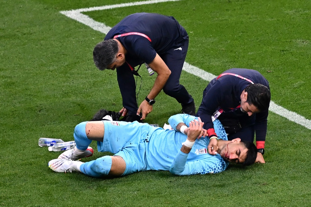 La blessure du gardien iranien Alireza Beiranvand, à l'origine des 14 minutes de temps additionnel en fin de première période du match du Mondial contre l'Angleterre, le 21 novembre 2022 à Doha