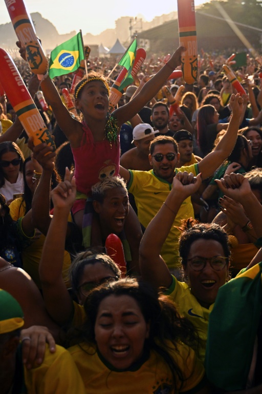 Des supporters de l'équipe du Brésil assistent au match contre la Serbie dans le Mondial-2022 sur un écran géant à Rio de Janeiro, le 24 novembre 2022