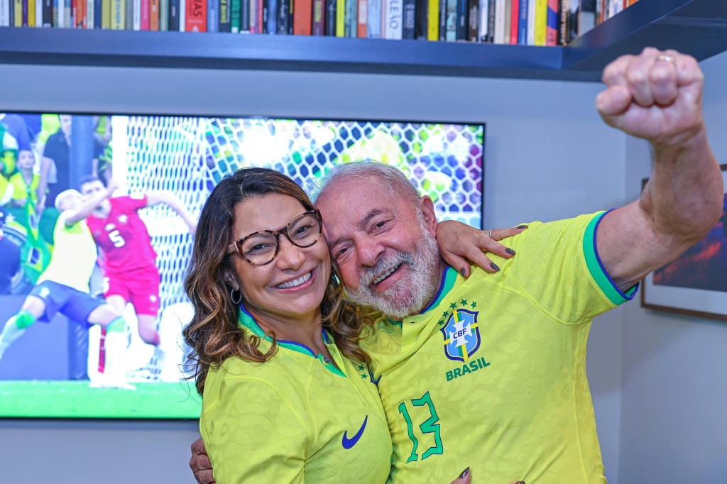 Photo du bureau de presse du président élu du Brésil Luiz Inacio Lula da Silva (d) le montrant avec son épouse Rosangela da Silva devant un écran diffusant le match de l'équipe nationale contre la Serbie au Mondial-2022, à Sao Paulo, le 24 novembre 2022