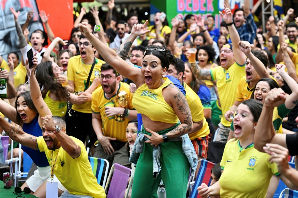 Des supporters de l'équipe du Brésil assistent au match de leur équipe nationale contre la Serbie au Mondial-2022 dans un bar de Brasilia, le 24 novembre 2022