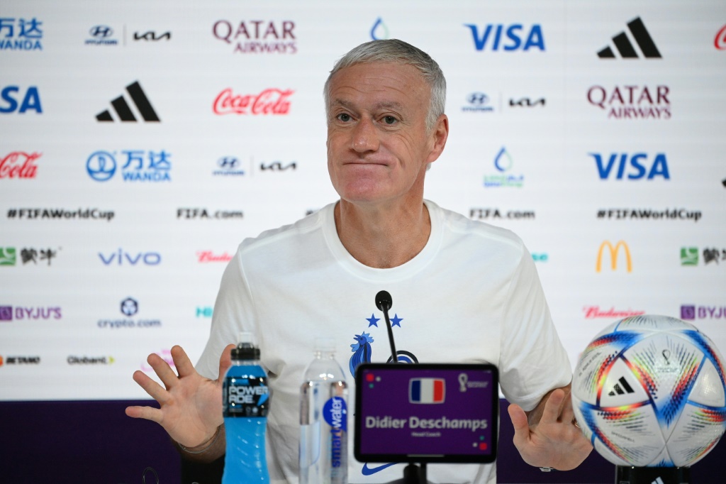 Le sélectionneur de l'équipe de France, Didier Deschamps, lors d'une conférence de presse au Qatar National Convention Center (QNCC) à Doha, le 25 novembre 2022, à la veille du match entre la France et le Danemark