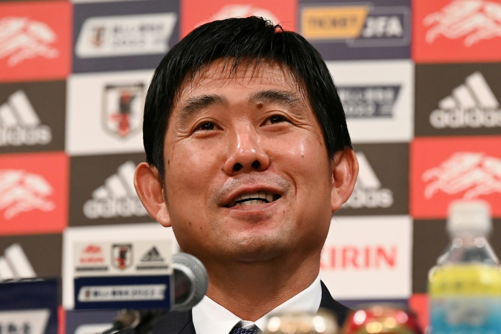 Le sélectionneur de l'équipe nationale de football du Japon, Hajime Moriyasu, prend la parole pour annoncer officiellement les membres de la sélection japonaise pour la Coupe du monde 2022 au Qatar, lors d'une conférence de presse à Tokyo le 1er novembre 2022