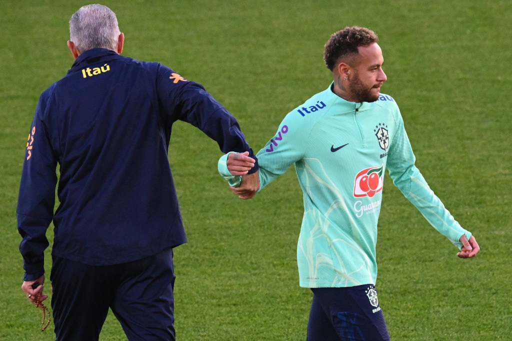 Accolade entre le coach Tite et Neymar en marge d'un entraînement à Turin, le 16 novembre 2022