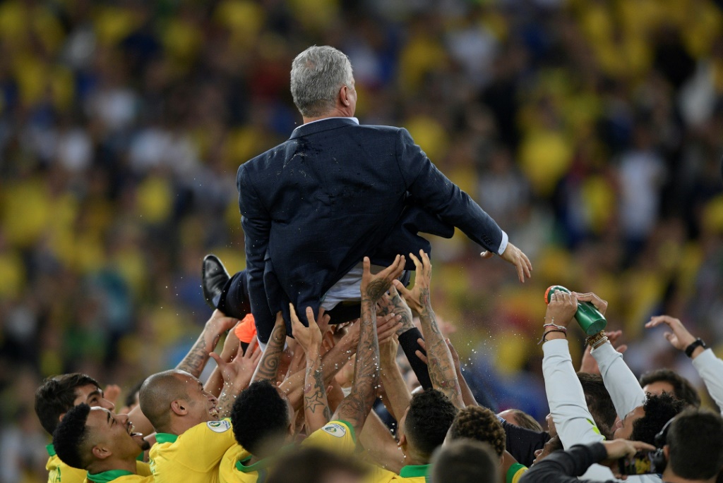 Le coach Tite porté en triomphe par ses joueurs après la victoire du Brésil en Copa America,le 7 juillet 2019 au Maracana