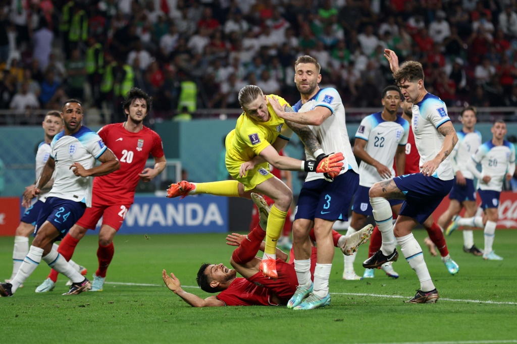 Le gardien de but anglais Jordan Pickford (C) entre en collision avec le défenseur Luke Shaw lors du match du groupe B de la Coupe du monde Qatar 2022 entre l'Angleterre et l'Iran au stade international Khalifa à Doha, le 21 novembre 2022