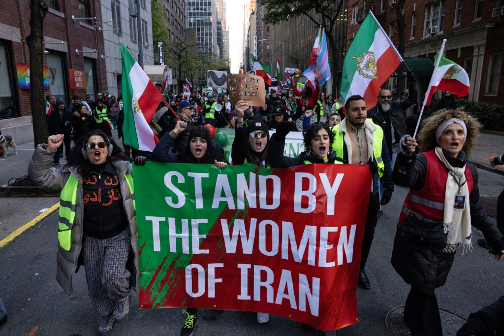 Suite à la mort de Mahsa Amini, des manifestants demandent aux Nations unies de prendre des mesures contre le traitement des femmes en Iran, lors d'une manifestation à New York le 19 novembre 2022