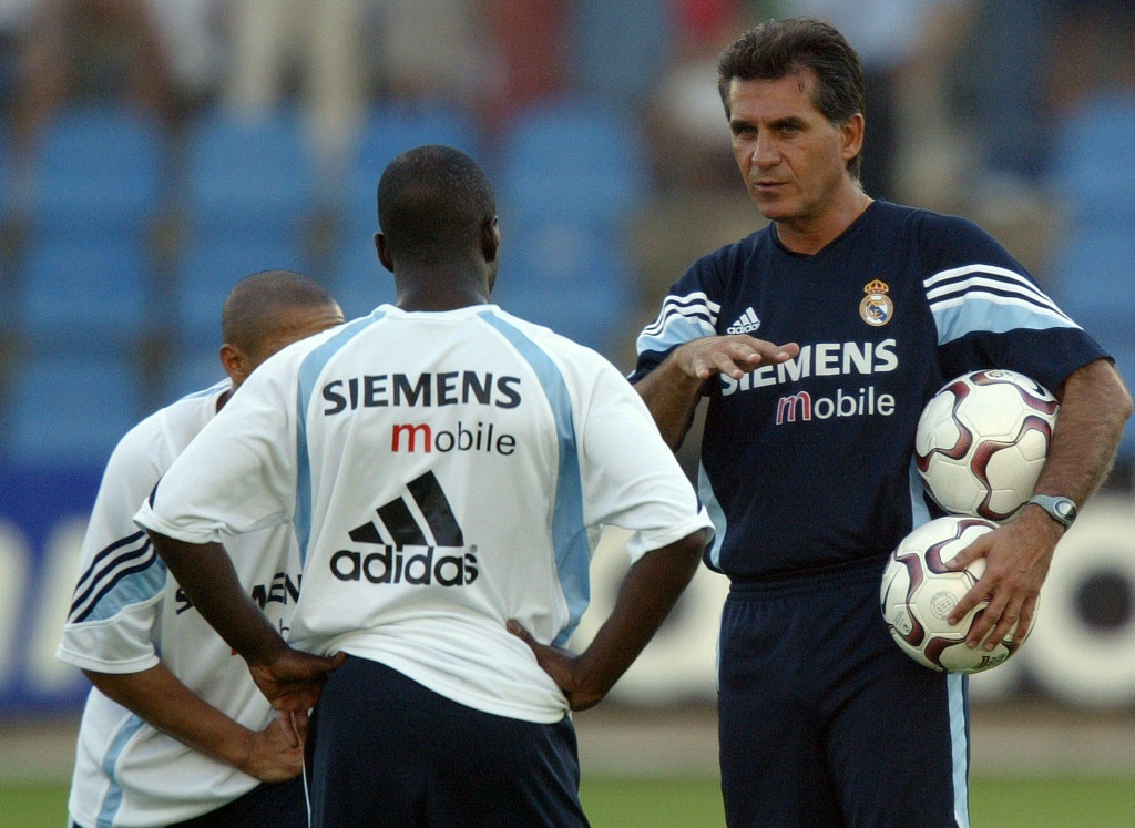 Carlos Queiroz (D) ancien entraîneur du Real Madrid, parle avec les joueurs français Claude Makelele (C) et brésilien Roberto Carlos (G) pendant leur séance d'entraînement à Madrid le 21 août 2003