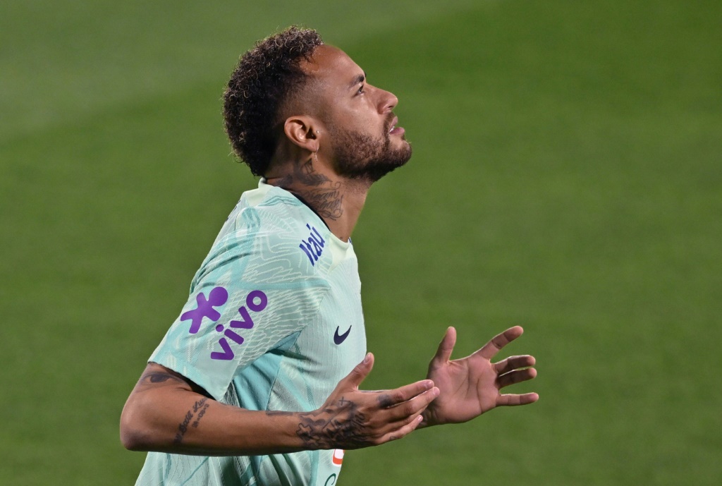 L'attaquant brésilien Neymar prie pendant une séance d'entraînement au stade Al Arabi SC à Doha, le 20 novembre 2022
