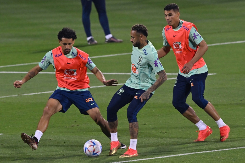 (De g. à d.) Le défenseur brésilien Marquinhos, l'attaquant Neymar et le défenseur Thiago Silva participent à une séance d'entraînement du Brésil à Doha, le 20 novembre 2022
