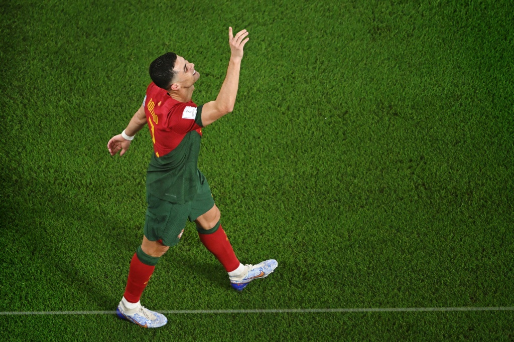 Le capitaine du Portugal Cristiano Ronaldo ouvre le score sur penalty contre le Ghana et devient le seul joueur à marquer en cinq Coupes du monde, le 24 novembre 2022 à Doha