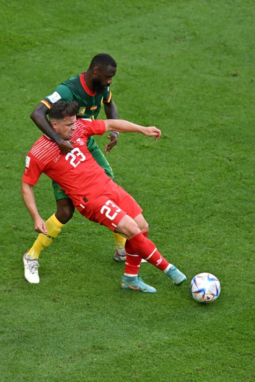 Le Suisse Xherdan Shaqiri pris par le Camerounais Nicolas Nkoulou en Coupe du monde le 24 novembre 2022 à Doha